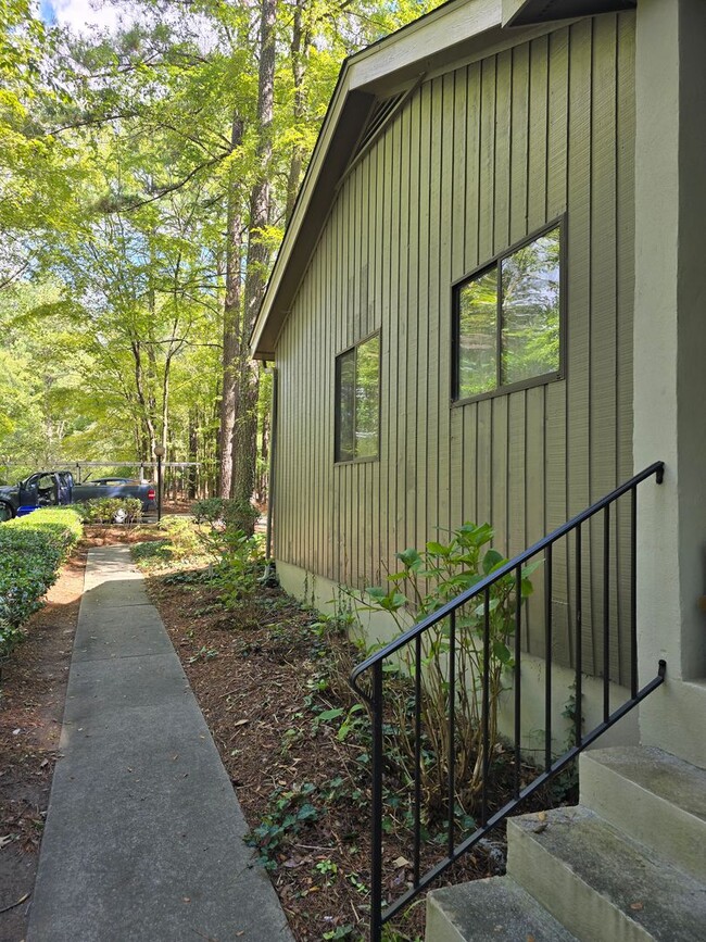 Building Photo - Multigenerational or Grad Student Living! ...