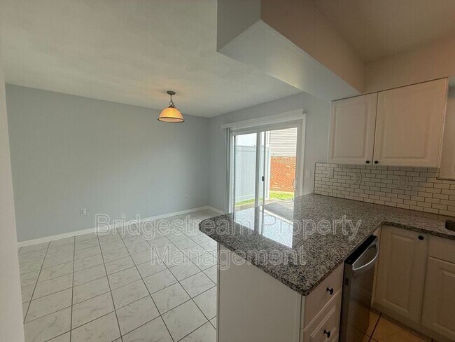 Building Photo - 3851 Hillsboro Dr