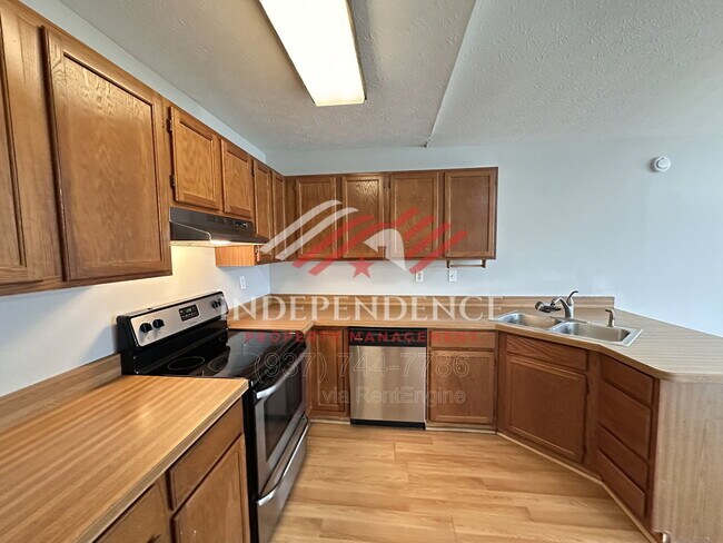 Building Photo - 2385 Fieldstone Cir