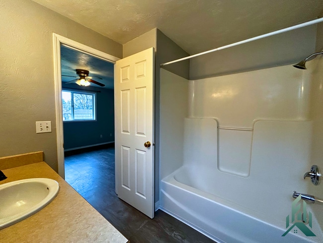 Building Photo - Updated 3 Bed 2 Bath Home