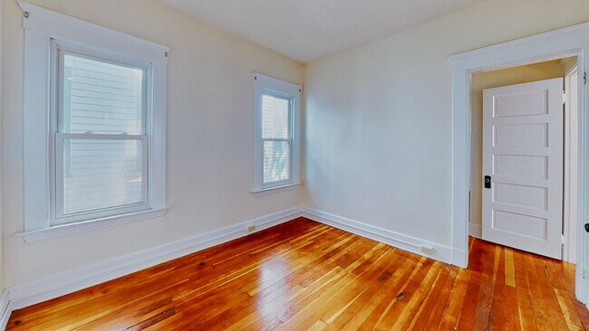 Building Photo - [In-Unit Laundry; Garden] Townhouse-Style Living, with Historical Details & Parking!