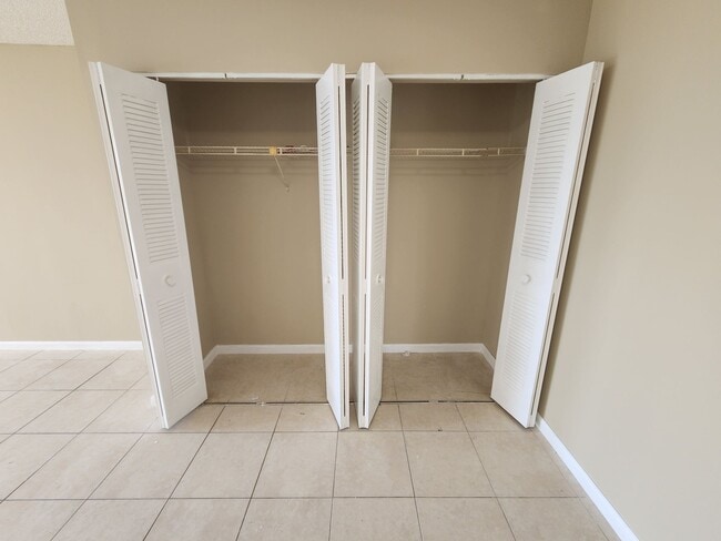 Building Photo - Large Nice and Clean 1BR/1.5BA with Great Layout  in Prime Inverrary Location (Rent includes wate...