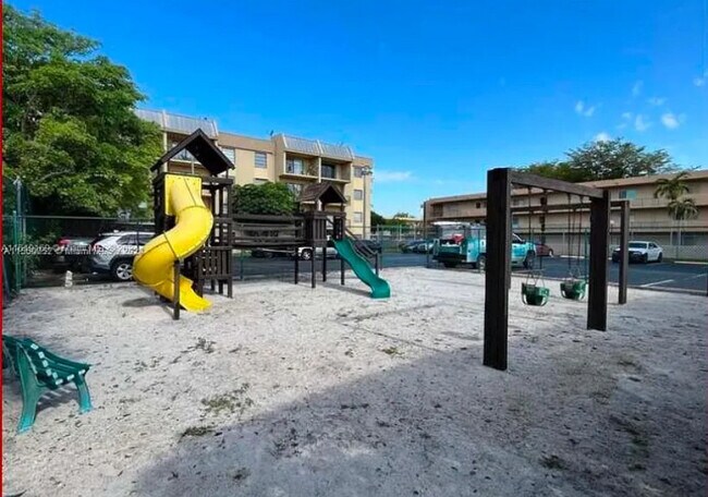 Building Photo - 10431 N Kendall Dr