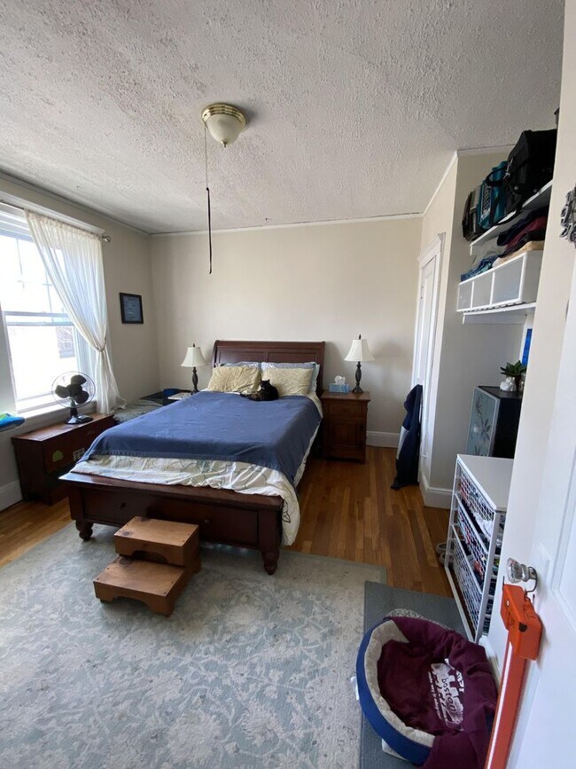 Building Photo - Charming 2-Bed, 1-Bath Available for June 1st - Heat/Hot Water Incl