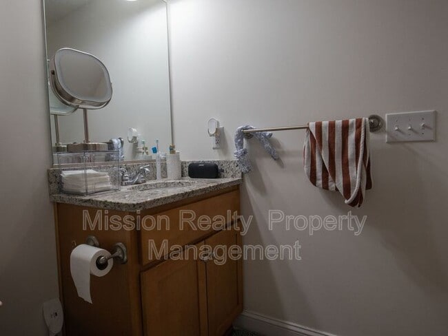 Building Photo - 11905 Centre St