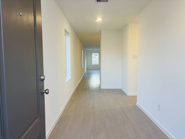 Building Photo - 25425 Carnation Ct