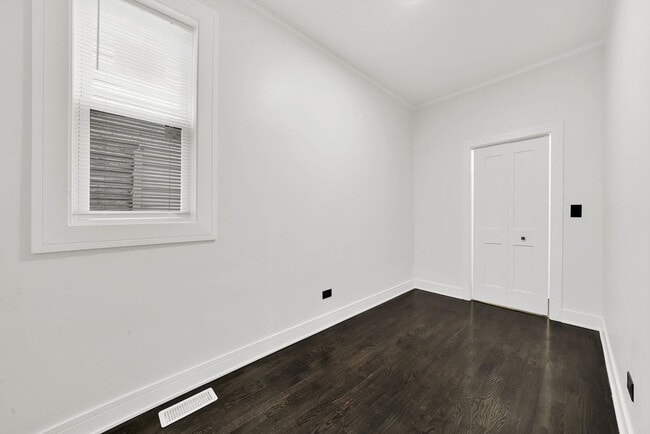 Building Photo - 6607 S Oakley Ave