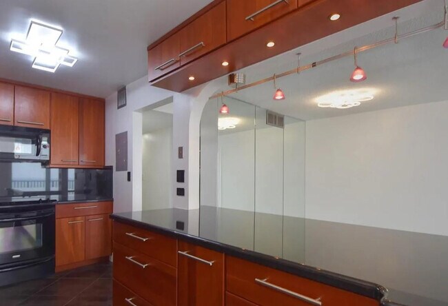 Building Photo - 531 N Ocean Blvd