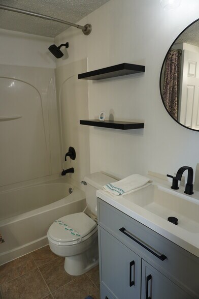 Building Photo - 25 Stillwood Cir