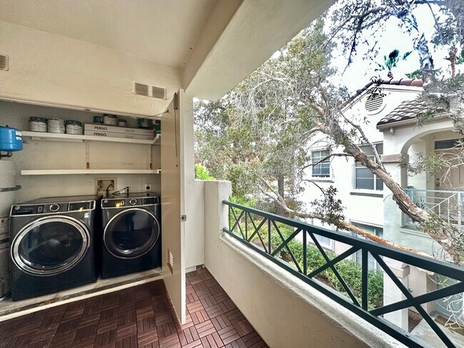 Building Photo - Second Floor Updated 2 BD / 2 BA In Carmel...