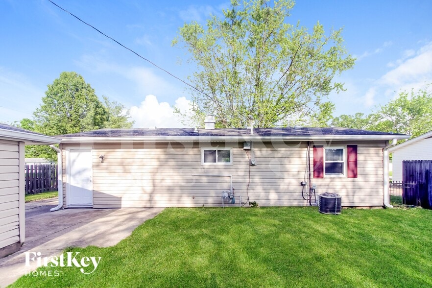 Building Photo - 702 Delbrook Dr