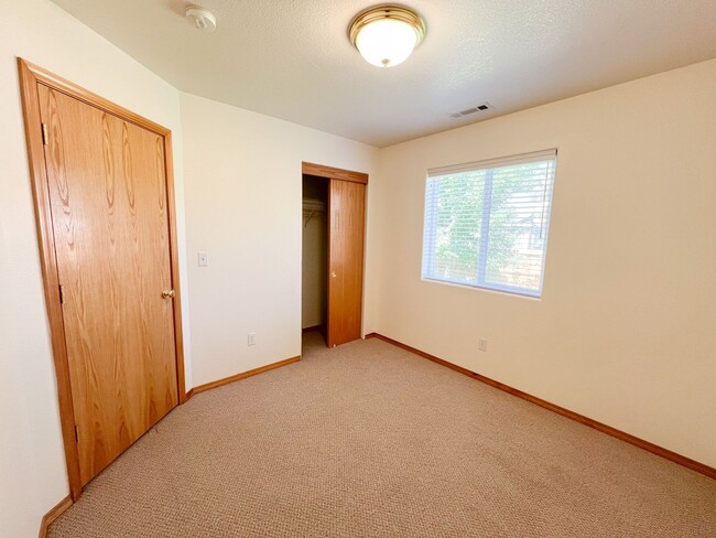 Building Photo - Three Bedroom, Two Bath House in Southview