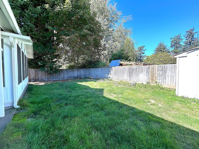 Building Photo - Lovely  3-bedroom home featuring sunroom a...