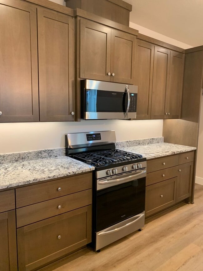 Building Photo - 3 Bedroom 2 Bath Single Family home with L...