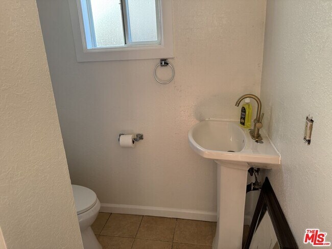 Building Photo - 2024 W 12th St