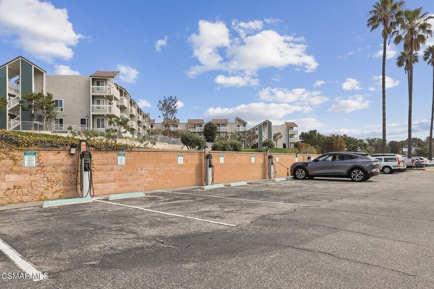 Building Photo - 240 E Surfside Dr