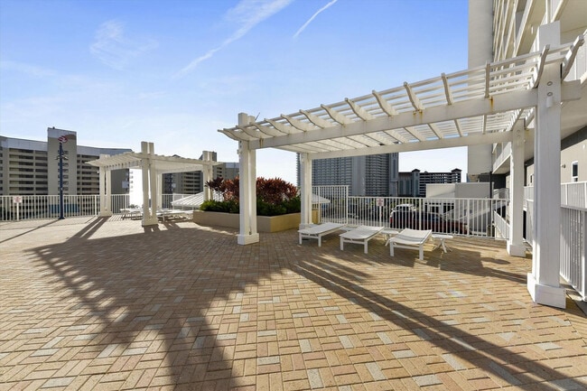 Building Photo - 9860 S Thomas Dr