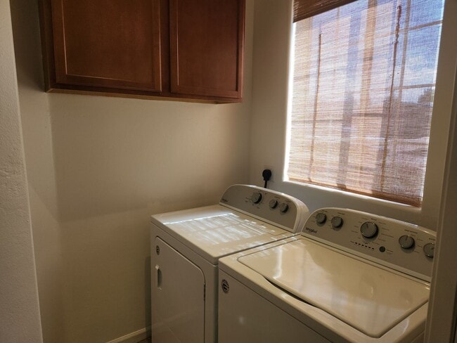 Building Photo - Amazing 2 bed + den / 2 baths in Stone Creek