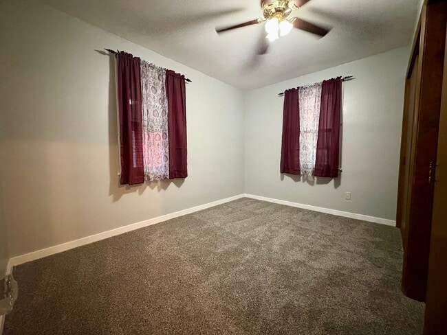 Building Photo - 3 Bedroom 2 Bathroom Cape Cod Available in York!