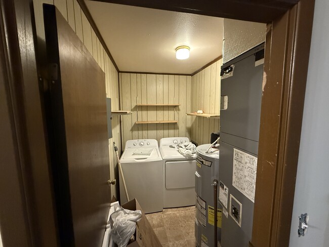 Laundry Closet - 1666 University Dr