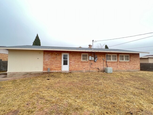 Building Photo - 3305 Thomas Ave