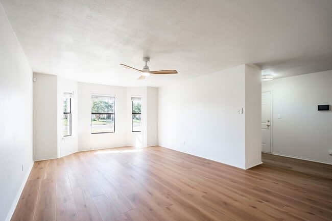 Building Photo - 8121 San Antonio St