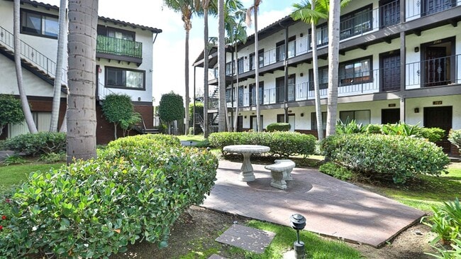 Building Photo - Los Caballeros #008