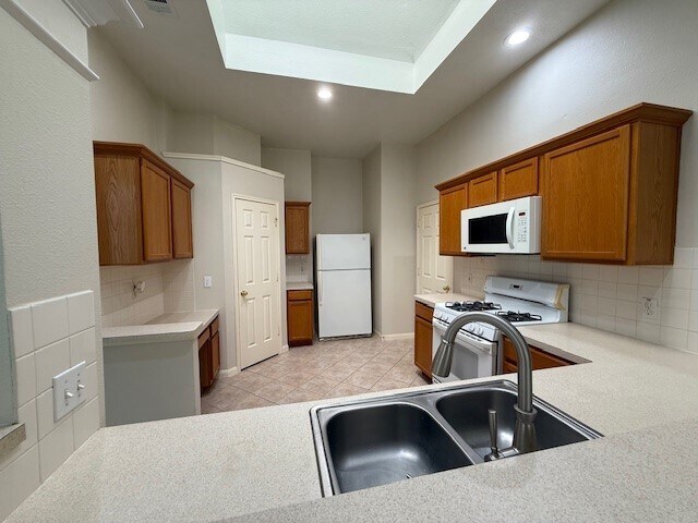 Building Photo - 6022 Mettler Ln