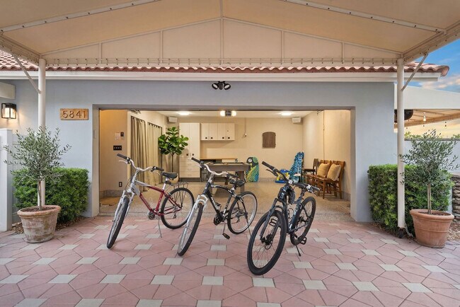 Building Photo - 5841 Bayview Dr
