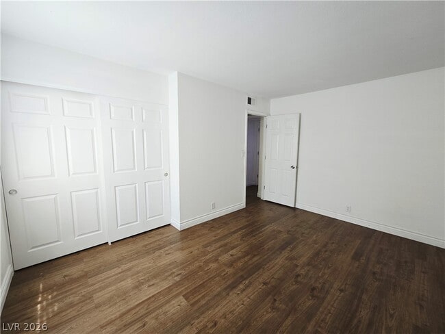 Building Photo - 5081 River Glen Dr