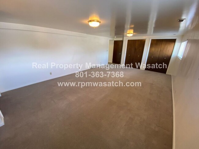 Building Photo - Spacious 3 bedroom, 1.5 bathroom condo in ...