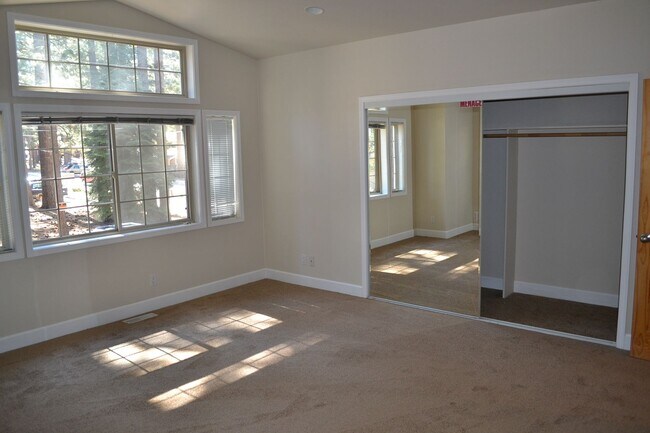Building Photo - 699 Eloise Ave
