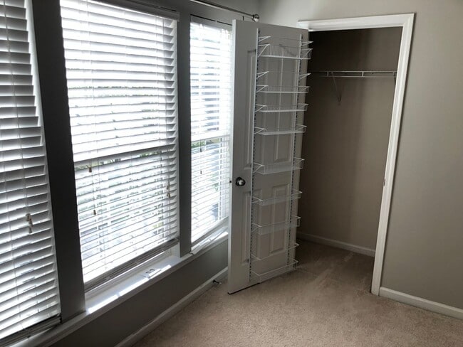 Building Photo - This lovely townhome is located in the highly desirable community of Blakeney Preserve just off R...