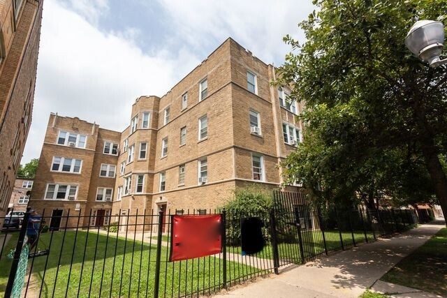 Building Photo - 7522 N Damen Ave