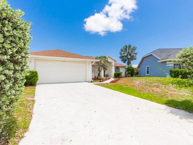 Building Photo - 1123 SW Oak Hollow Ct