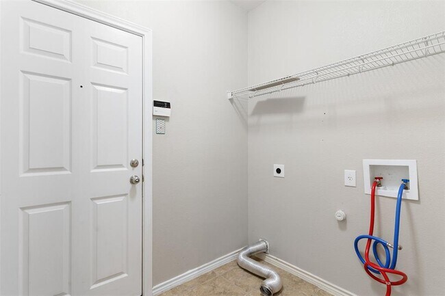 Building Photo - 2800 Mission Tejas Dr