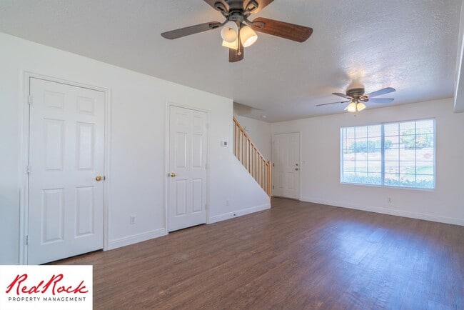 Building Photo - 2 Bedroom Townhome Available