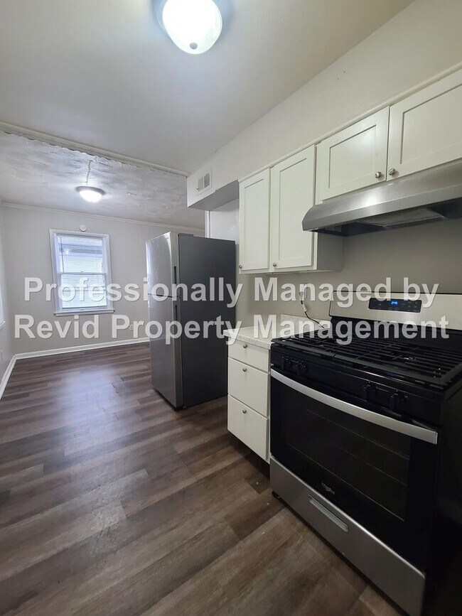 Building Photo - 744 Lester St