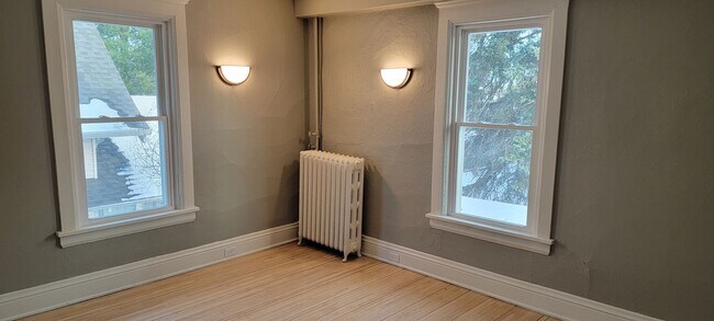 Building Photo - AVAILABLE NOW - 4 Bedroom with garage