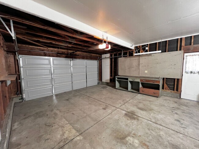 Building Photo - Charming 3-Bedroom, 2-Bath Home in a Highl...