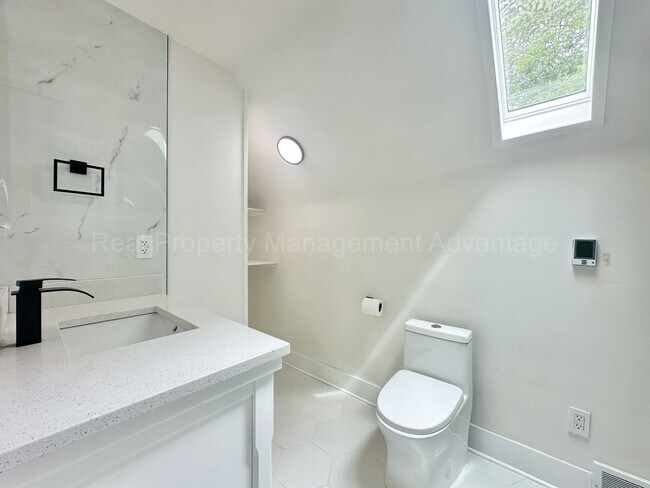 Building Photo - Charming Royal Oak 3-Bed with Sunroom, Dec...