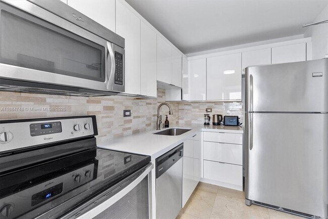 Building Photo - 5555 Collins Ave
