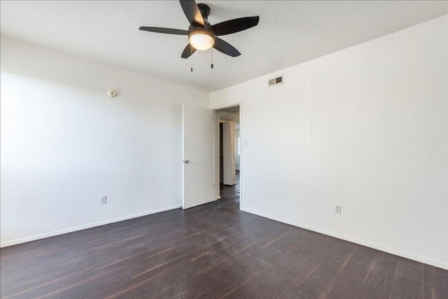 Building Photo - 6910 Hart Ln