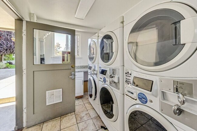 Building Photo - 1549 San Carlos Ave