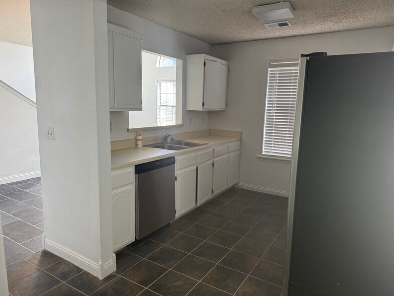 Building Photo - 4517 Jamaica Pl