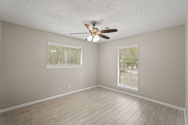 Building Photo - 105 Navajo Dr