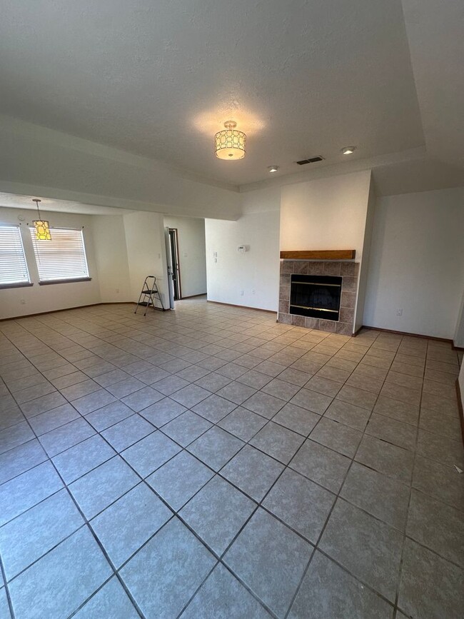 Building Photo - 3 Bedroom 2 Bath Home!