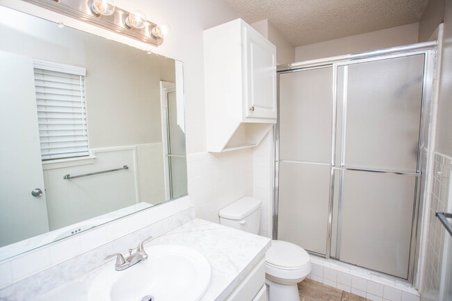Building Photo - Beautiful 3/2 with a Bonus Room!