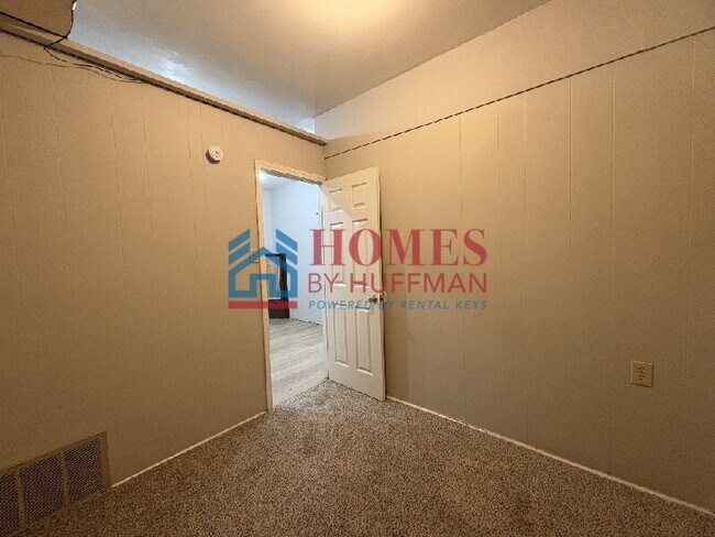 Building Photo - One Bedroom Apartment | West Side Location