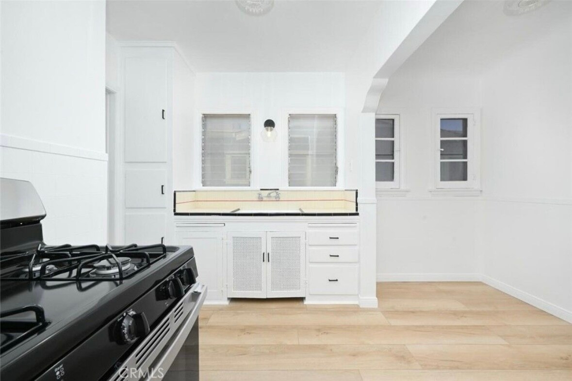 Building Photo - 974 W 13th St